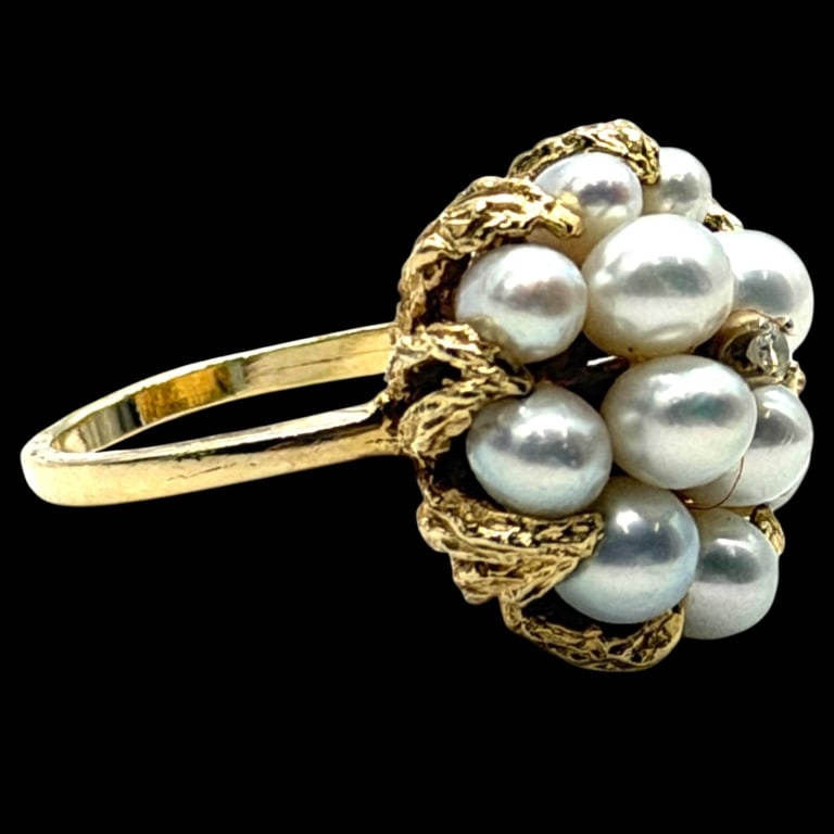 14K GOLD PEARL W DIAMOND RING SIZE 7: 14K GOLD PEARL DIAMOND RING SIZE 7 | | Elegant vintage 14K yellow gold ring featuring a dimensional cluster of lustrous cultured pearls in silvery white tones, nestled within sculptural textured gold 