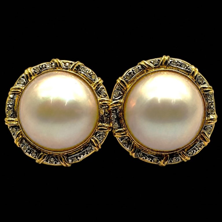 14K GOLD PEARL TEXTURED ROUND STUD EARRINGS: 14K GOLD PEARL TEXTURED ROUND STUD EARRINGS | | Elegant 14K yellow gold stud earrings, each centered by a large, luminous cultured pearl with creamy white coloration and soft rose overtones. The