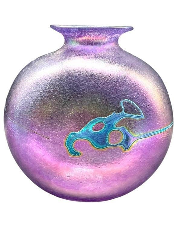 ROBERT HELD HANDMADE IRIDESCENT ART GLASS VASE 8": *For ALTERNATIVE SHIPPING QUOTES or local pick up details, please visit www.dejavuauctionshipping.com* | | | ROBERT HELD HANDMADE IRIDESCENT ART GLASS VASE WITH ABSTRACT TRAIL DECOR | | | green tones 