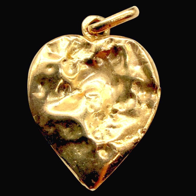 VINTAGE 14K GOLD HAMMERED HEART CHARM .7G: VINTAGE 14K GOLD HAMMERED HEART CHARM .7G | | Vintage 14K yellow gold heart charm featuring an organic hand-hammered surface with irregular dimensional texture that catches and reflects the light beau