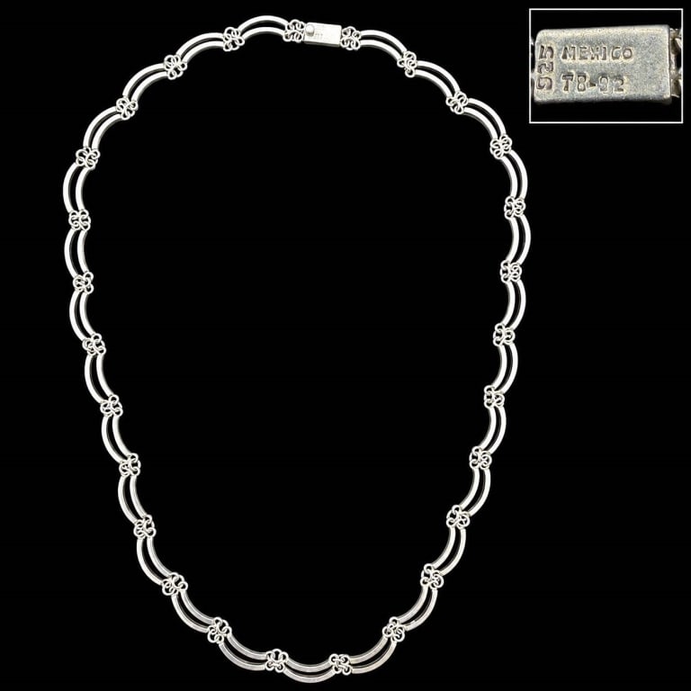 MEXICO STERLING INTRICATE LINK NECKLACE 50GRMS: Striking vintage Mexican sterling silver necklace featuring a rhythmic Modernist link design composed of paired curved silver bars joined by decorative interlocking scroll and quatrefoil-style connect