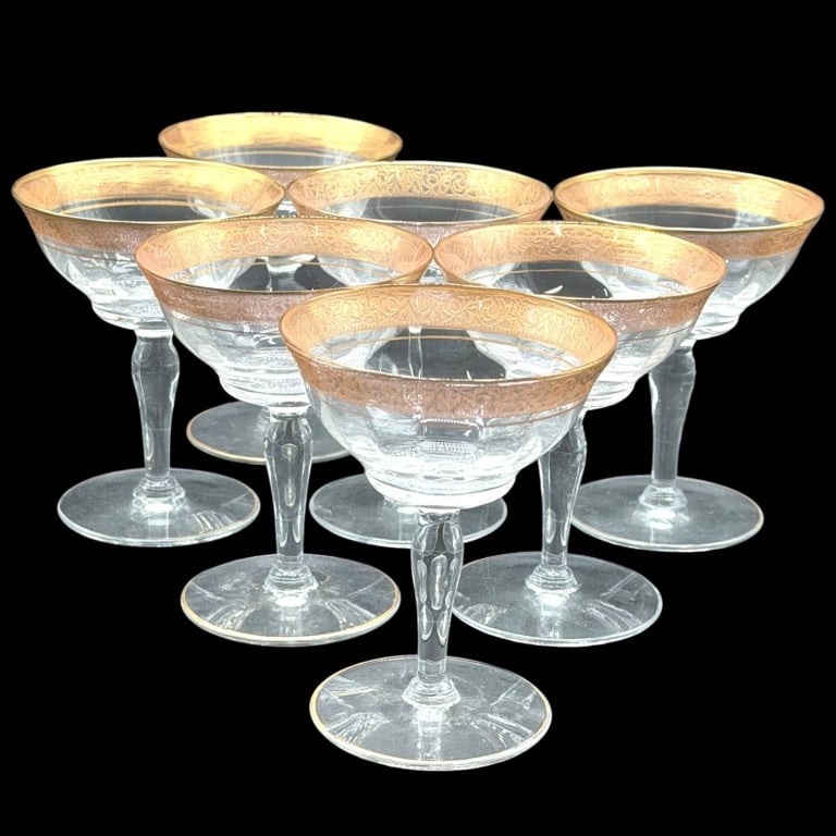 CULVER 22K GOLD CHAMPAGNE COUPES SET 7 5": Elegant set of seven vintage champagne coupe or tall sherbet glasses attributed to Culver, renowned for richly decorated mid-century American glassware. Each clear glass coupe features a wide bowl lav