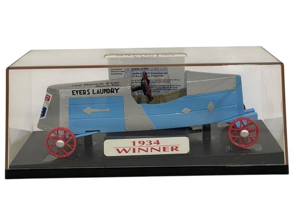 1934 WINNER SOAP BOX DERBY DISPLAY MODEL W CASE: *For ALTERNATIVE SHIPPING QUOTES or local pick up details, please visit www.dejavuauctionshipping.com* | | NYLINT ?DOWNHILL HEROES? 1934 WINNER SOAP BOX DERBY DISPLAY MODEL WITH CASE ? SCALE 1:12 | | 