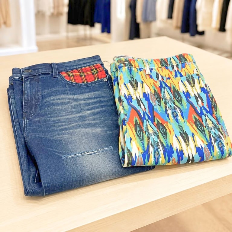 2 CURRENT ELLIOTT NWT DESIGNER JEANS SZ 32: Two pairs of Current/Elliott ladies designer jeans, both new with original tags attached and marked size 32. The first pair features a dark indigo distressed wash with fading and whiskering, a slim st