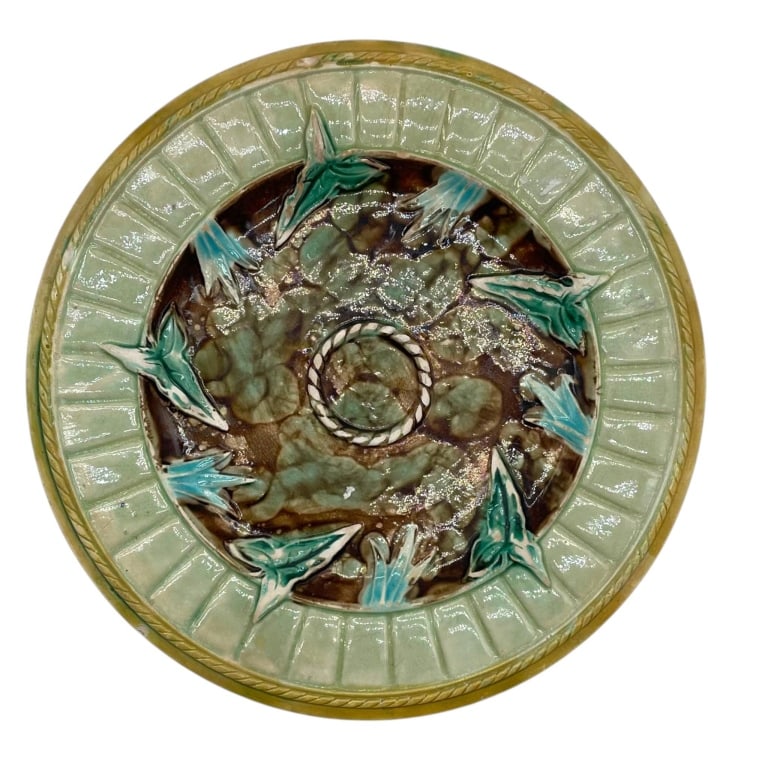 MAJOLICA LEAF AND BERRY CERAMIC PLATE 8" (1 of 4)