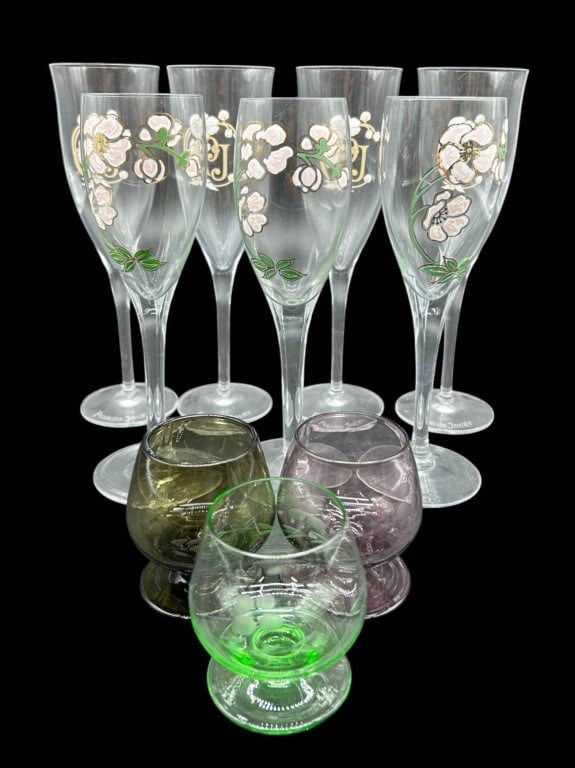 PERRIER JOUET FLORAL CHAMPAGNE GLASSES LOT 8": Mixed lot of eleven decorative glass stemware pieces highlighted by 4 Perrier-Jouet champagne flutes featuring the house's iconic floral decoration in soft pink, white, green and gold tones. Several f