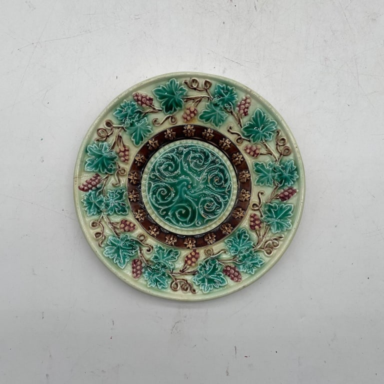 MAJOLICA GRAPE VINE DECORATIVE PLATE 8" (1 of 4)