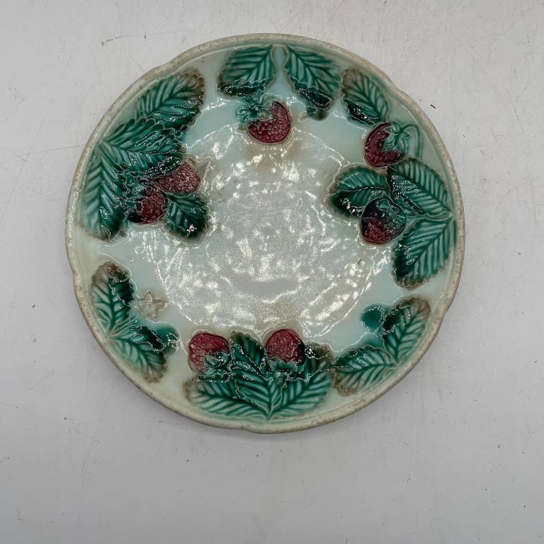 MAJOLICA STRAWBERRY LEAF SERVING PLATE 8" (1 of 4)