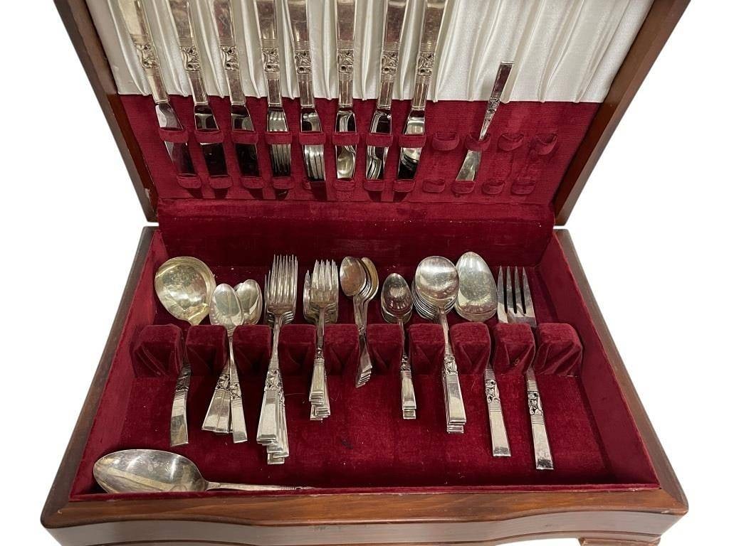 COMMUNITY SILVERPLATE FLATWARE W WOOD CHEST: COMMUNITY SILVERPLATE FLATWARE SERVICE W WOOD STORAGE CHEST | -Good pre owned condition, wear from age and use | -54 pieces | -This vintage silverplate flatware service is presented in its original fi
