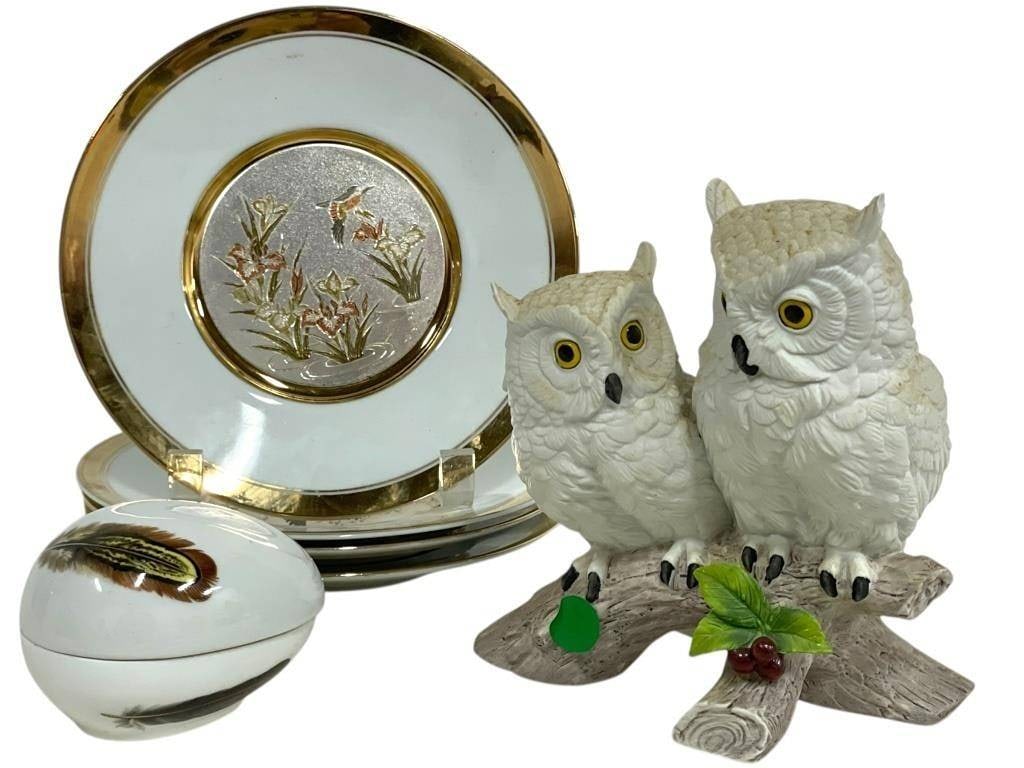 4 CHOKIN PLATES, MOTTAHEDEH BOX & OWL FIGURINE: DECORATIVE COLLECTOR GROUP INCLUDING FOUR CHOKIN PLATES, MOTTAHEDEH PORCELAIN BOX & OWL FIGURINE | | | | -Decorative mixed lot featuring four Japanese Chokin-style decorative plates with gilt metal in
