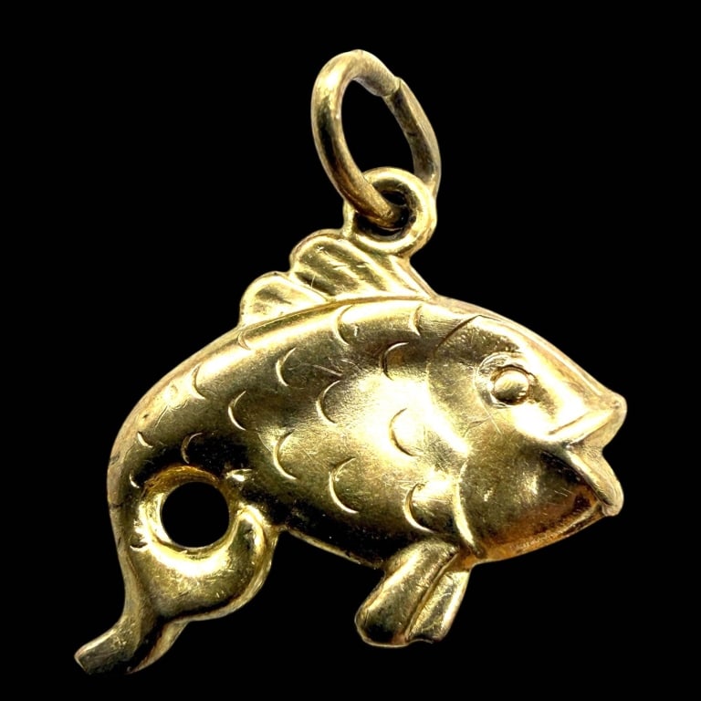 VINTAGE 14K GOLD FISH CHARM PENDANT 0.6 GRM: Charming vintage fish pendant crafted in 14K yellow gold, featuring sculpted scales, fins, facial details, and an openwork curled tail. A delightful nautical-themed charm suitable for wearing on a fin