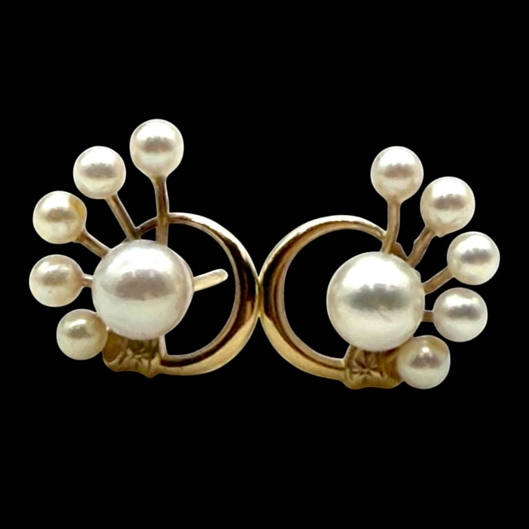 VINTAGE 14K GOLD & PEARL ATOMIC SPRAY EARRINGS: Striking vintage earrings crafted in 14K yellow gold, each featuring a luminous central cultured pearl surrounded by smaller graduated pearls arranged in a dynamic atomic spray design. Sweeping gold l