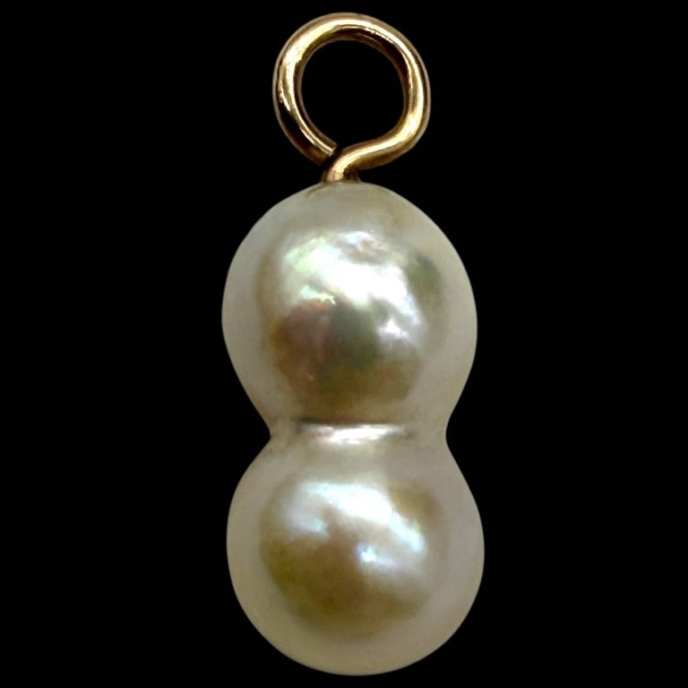 DOUBLE BAROQUE PEARL GOLD PENDANT .5": OUBLE BAROQUE PEARL GOLD PENDANT .5" | | Charming pendant featuring two luminous baroque pearls arranged in a sculptural double-drop design and finished with a polished gold bail. The pearls display n