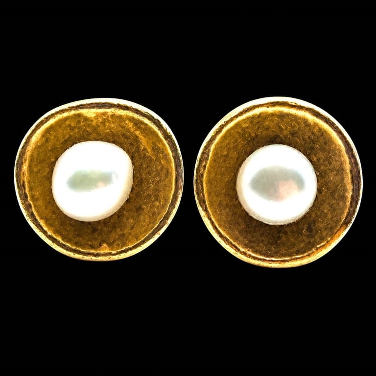 VINTAGE 14K HAMMERED GOLD & PEARL BUTTON EARRINGS: Distinctive vintage button earrings crafted in 14K yellow gold, each featuring a luminous cultured pearl centered within a broad, hand-hammered circular surround. The richly textured gold surfaces and