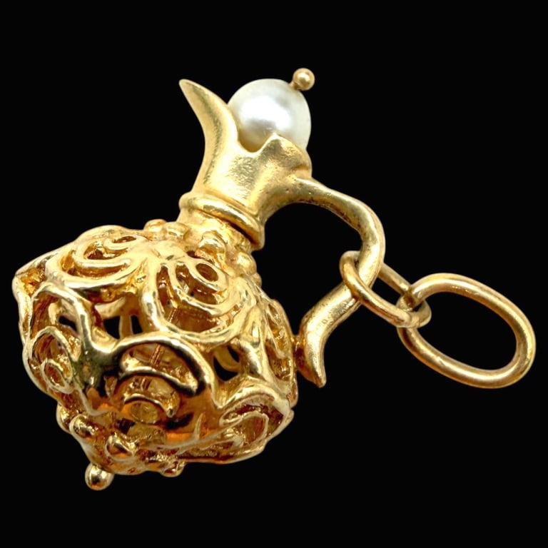 VINTAGE 14K GOLD PEARL TEAPOT CHARM 3.8G: Whimsical vintage teapot charm crafted in 14K yellow gold with an ornate openwork body, gracefully curved handle and elongated spout. A luminous cultured pearl accents the lid, adding an elegant finis