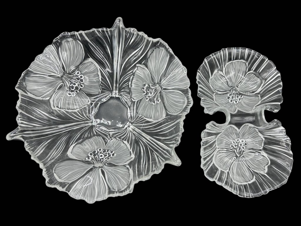 ART GLASS HIBISCUS FLORAL SERVING SET 15": Striking three-piece clear art glass serving set sculpted in an elaborate tropical hibiscus motif. The set includes a large round floral serving bowl or platter and a coordinating double-compartment s