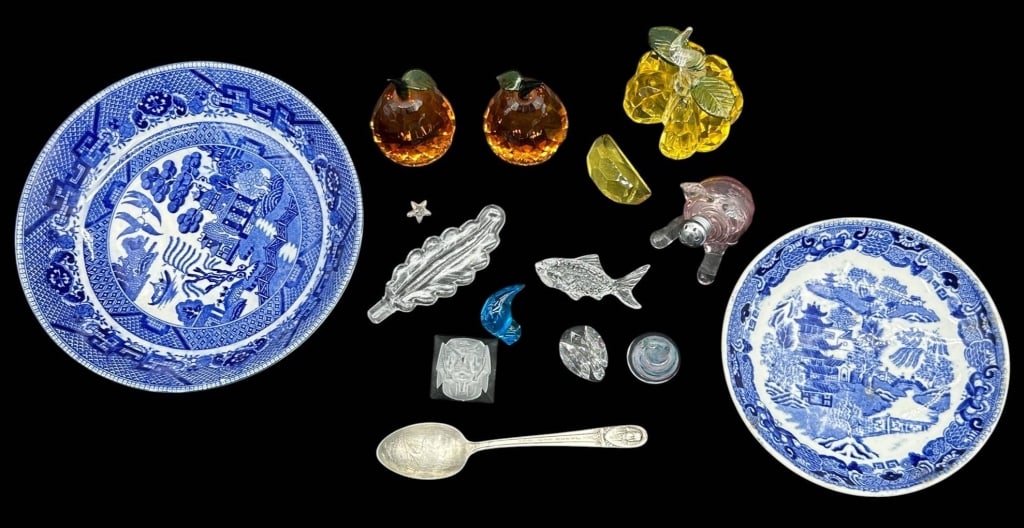 MIXED CRYSTAL GLASS & BLUE WILLOW DECOR LOT 7.5": Eclectic estate collection of decorative crystal, glass and blue-and-white porcelain pieces, including two Blue Willow style plates, a pair of faceted amber-orange crystal fruit or pumpkin ornaments w