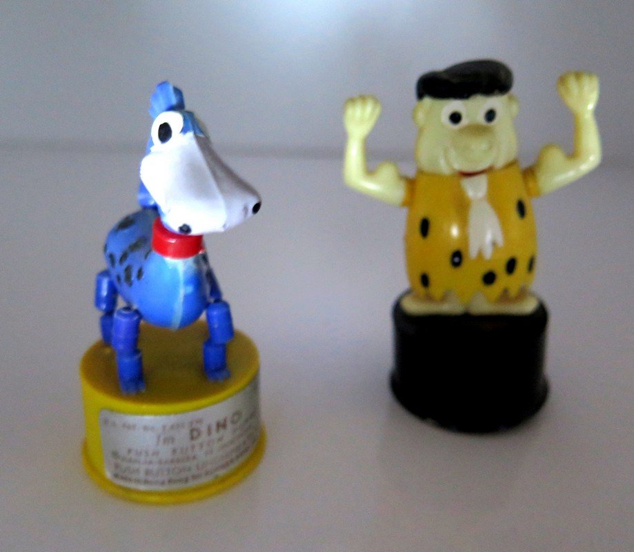 Fred Flintstone & Dino Push Button Puppets – No. 3991 –: Fred Flintstone & Dino Push Button Puppets – No. 3991 – Hanna Barbara Productions Inc. – Some Surface Wear and Fading – Base on Fred is a little off and protrudes beneath base– Fully Functio