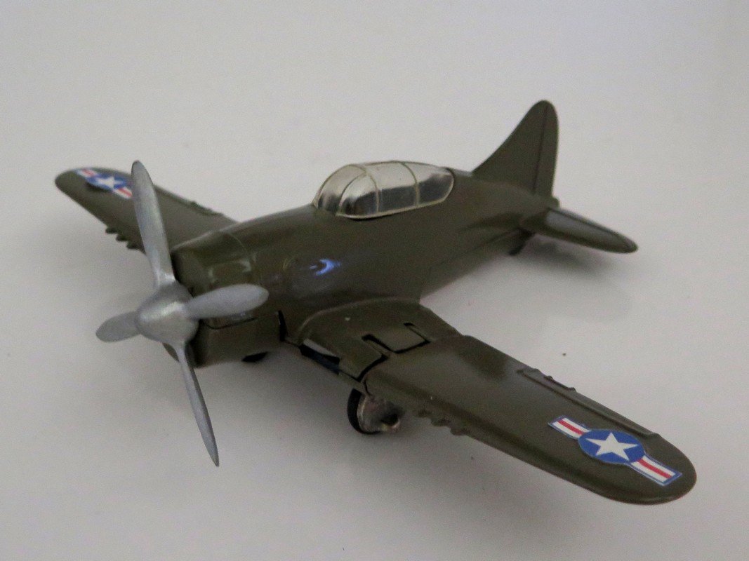 Hubley Carrier / Fighter Bomber Plane – Made in USA –: Hubley Carrier / Fighter Bomber Plane – Made in USA – Single Engine – Prop Plane - Airforce Sticker with Army Green Glossy Paint – Wings Fold Up- Retractable Landing Gear – Near Mint – Was