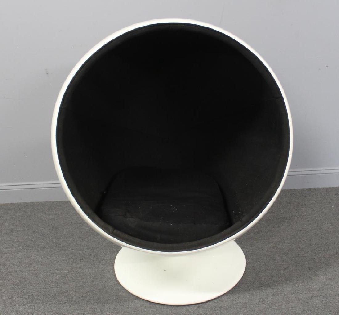 Vintage White Fiberglass Egg Chair. (1 of 3)