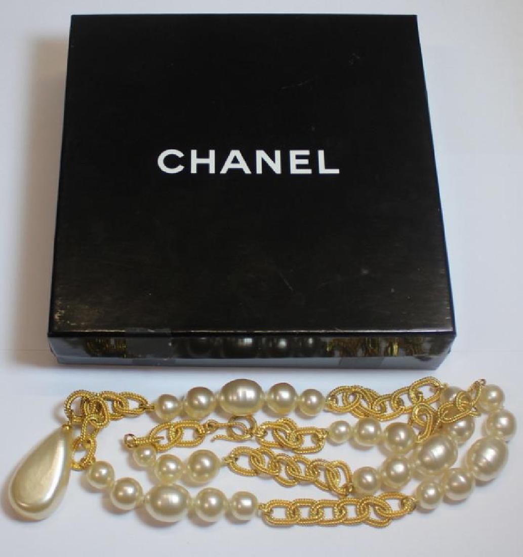 JEWELRY. Vintage Chanel Pearl Necklace. (1 of 7)