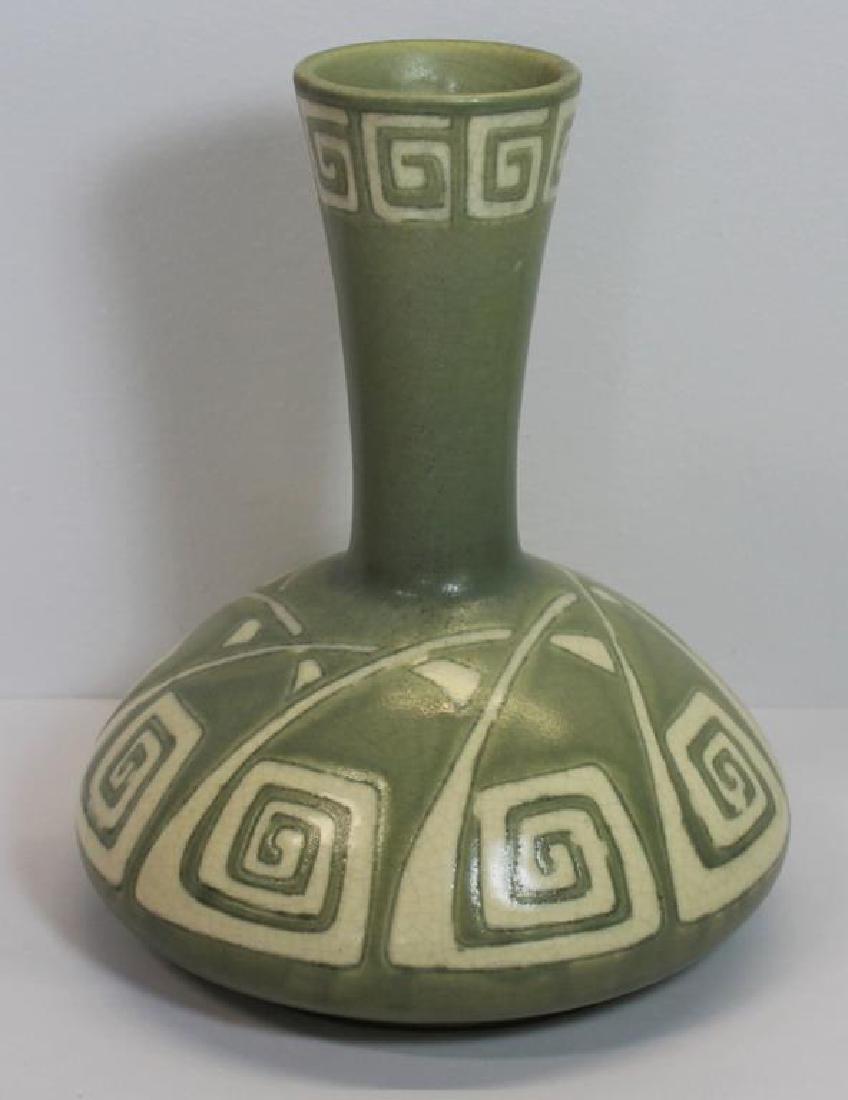 Weller Camelot Vase. (1 of 5)