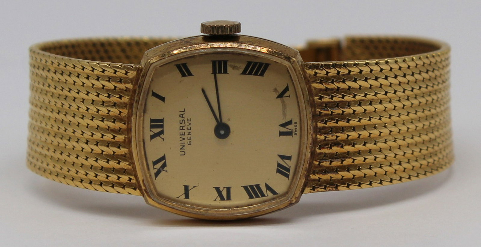 JEWELRY. Ladies Universal Geneve 18kt Gold Watch.: Ladies vintage Universal Geneve 18kt gold wrist watch. Universal Geneve movement, 17 jewels. Stamped to watch case backing, "18 Karat Gold 26554", interior of case stamped, "Universal G