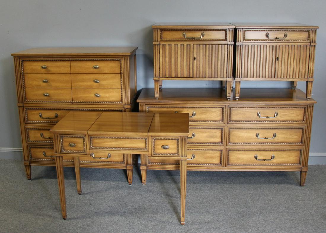 Midcentury Bedroom Set Signed Henredon . (1 of 9)