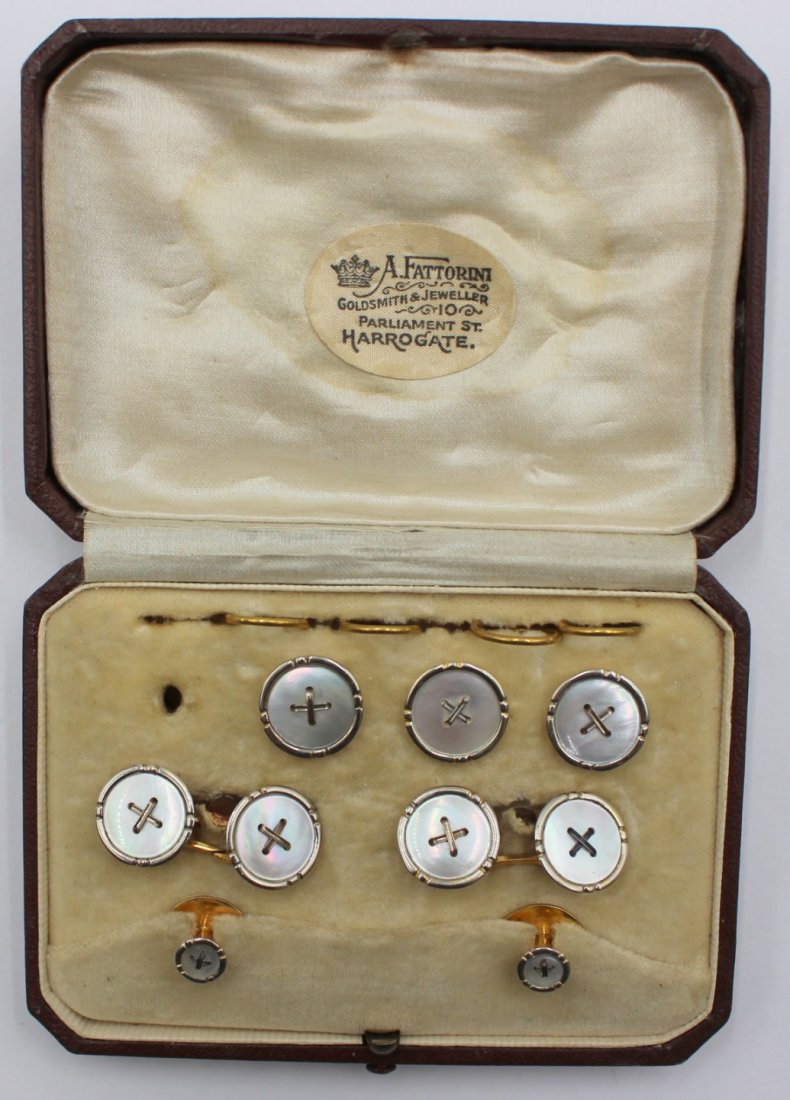 JEWERY. 9ct Gold Cufflink and Shirt Stud Set. (1 of 8)