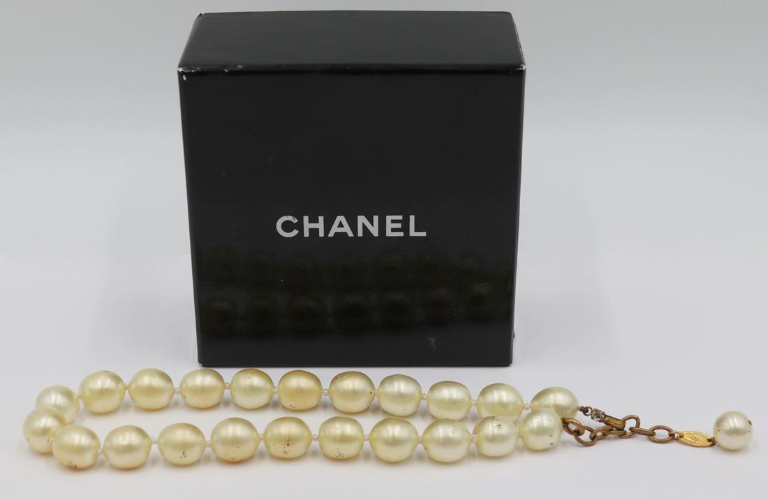 JEWELRY. Vintage Chanel Pearl Necklace. (1 of 8)