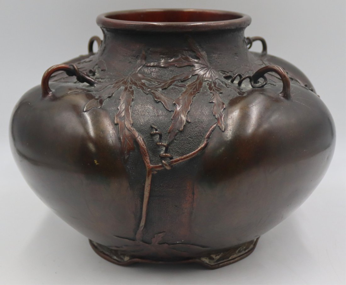 Fine Quality Meji Bronze Sculpted Vase. (1 of 10)