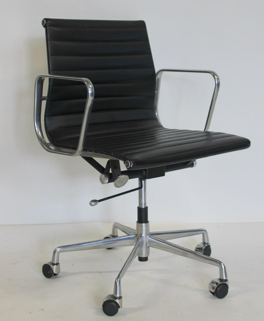 Vintage Charles Eames Office Chair. (1 of 6)