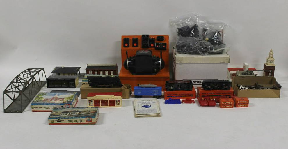 Large Lot Of Lionel Trains & Accessories