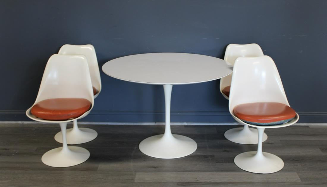 Midcentury Knoll Saarinen Tulip Table & Chairs. (1 of 15)
