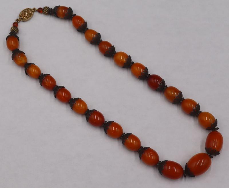 JEWELRY. Graduated Amber Beaded Necklace. (1 of 8)