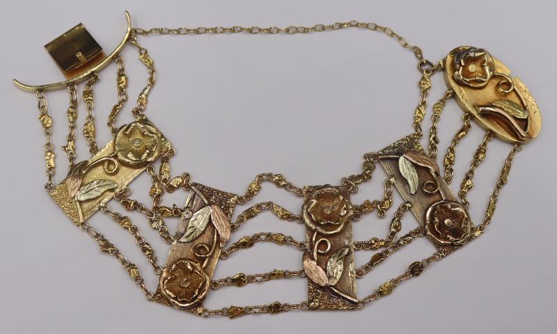 JEWELRY. 18kt Gold Floral Decorated Bracelet. (1 of 8)