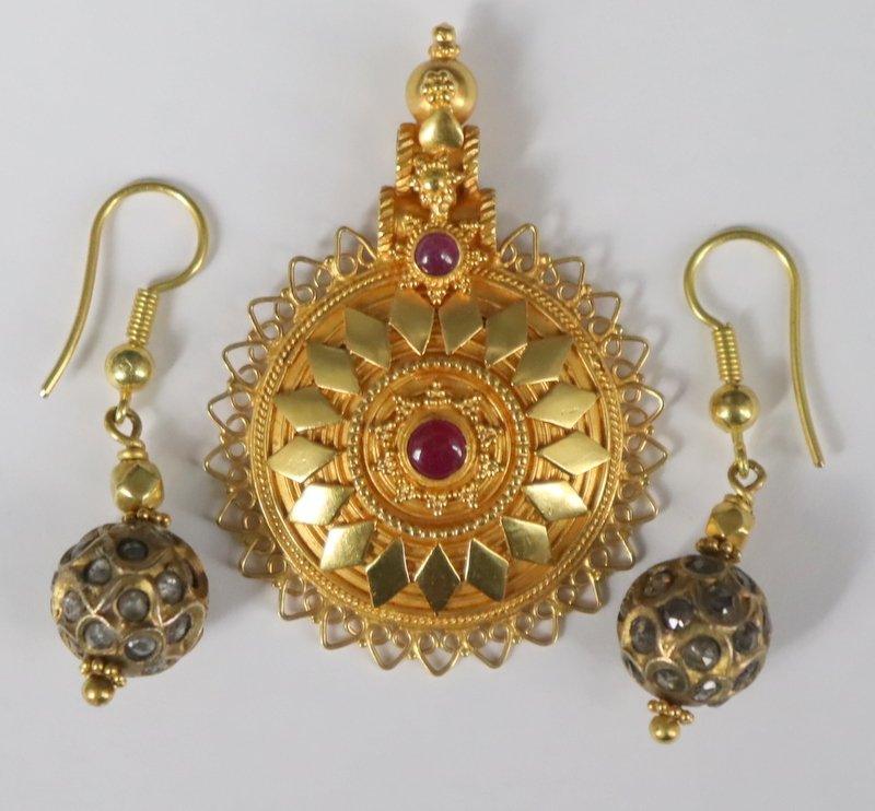 JEWELRY. Mogul Style Gold Jewelry Grouping. (1 of 6)