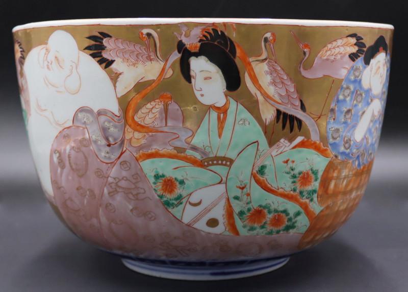 Large Japanese Satsuma Bowl with Figural Motif. (1 of 12)