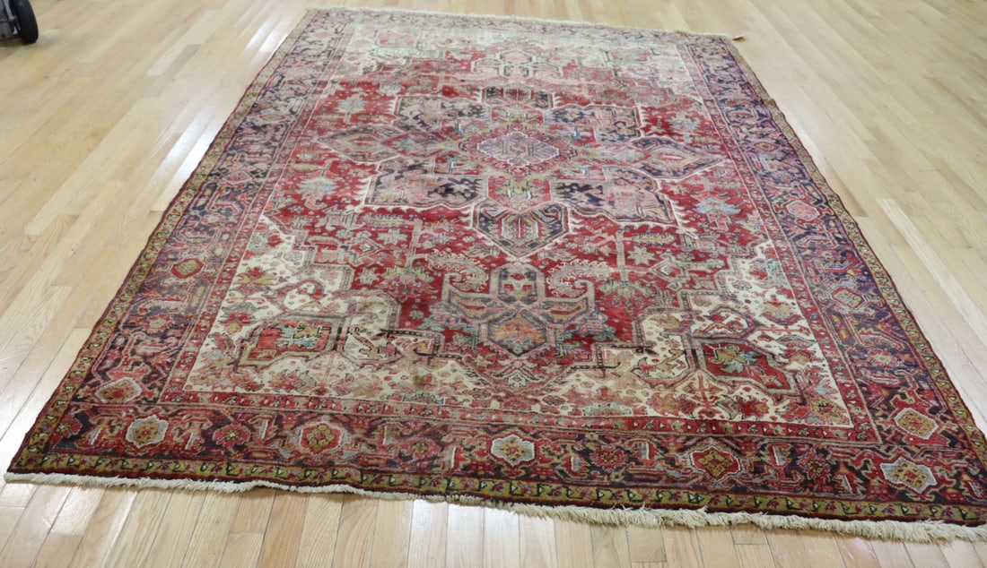 Vintage And Finely Hand Knotted Heriz Carpet. (1 of 9)