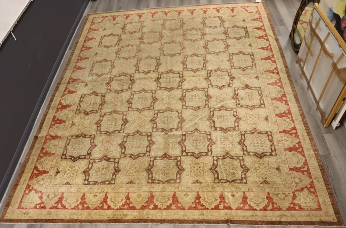 Large, Impressive And Finely Hand Knotted Carpet. (1 of 10)