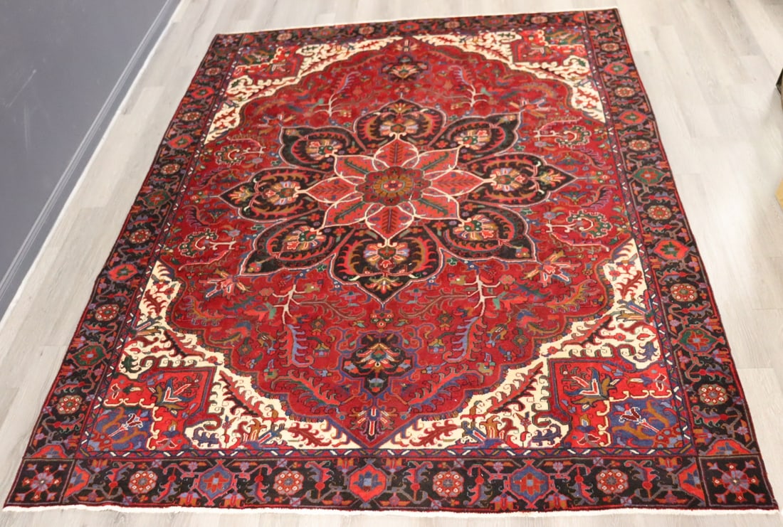 Vintage And Finely Hand Knotted Heriz Carpet. (1 of 7)