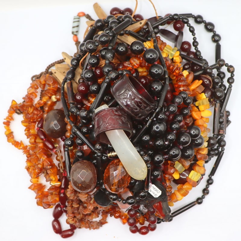 JEWELRY. Massive 5lb Bag of Assorted Beads. (1 of 11)