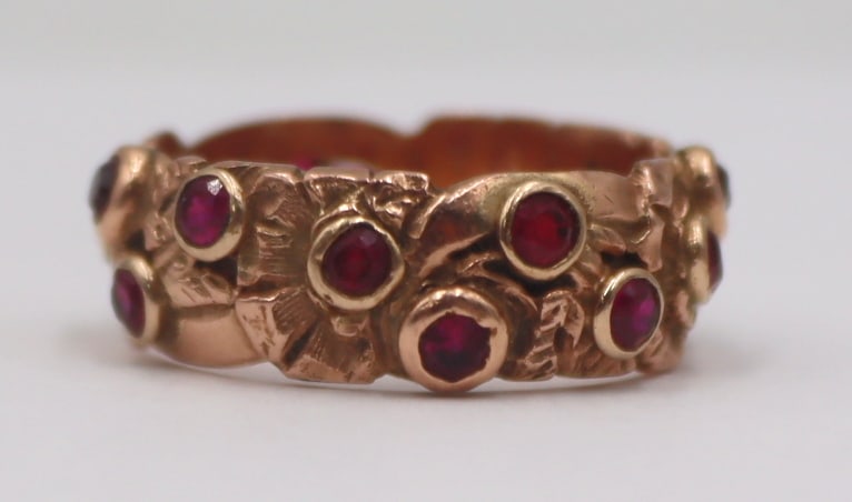 JEWELRY. 14kt Gold and Ruby Band Ring. (1 of 4)