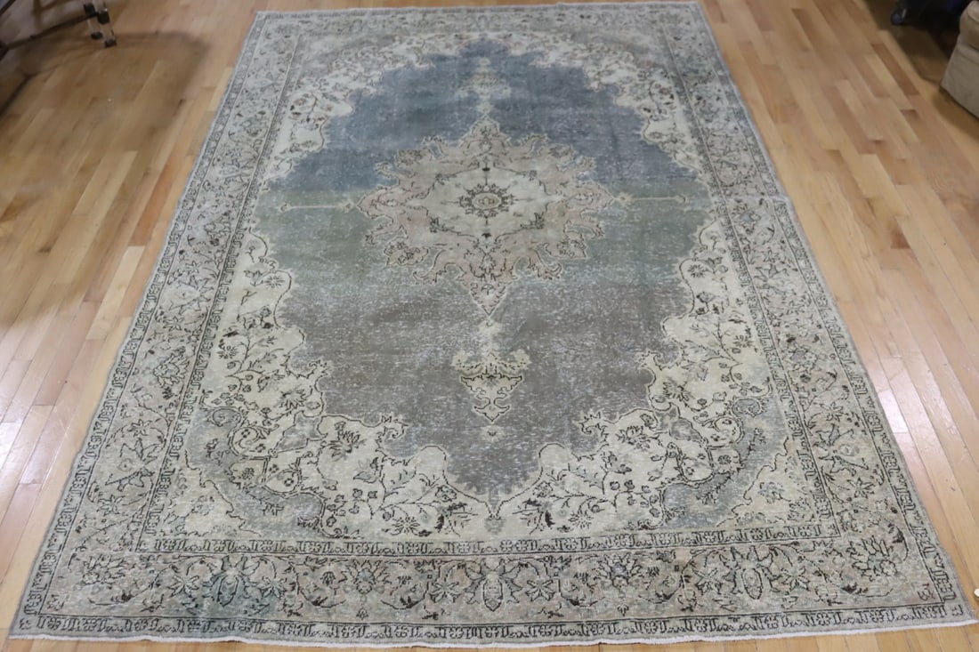 Large Antique And Finely Hand Knotted Carpet. (1 of 10)