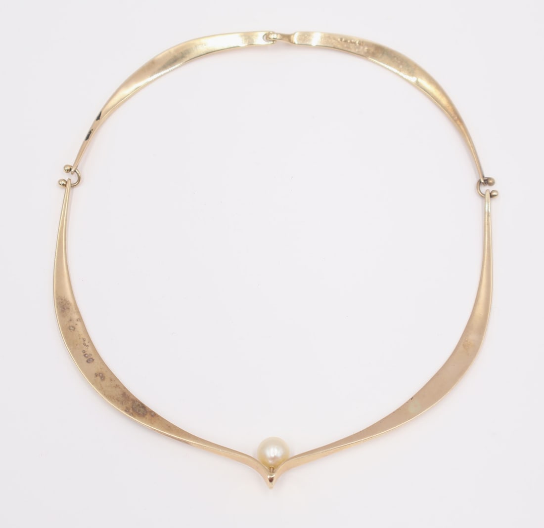 JEWELRY. Ed Wiener 14kt Gold and Pearl Necklace.: Signed Ed Weiner 18kt yellow gold collar form necklace displaying a single cultured pearl. Pearl measures approx. 8.0mm. Inscriber verso, "14k Ed Wiener". Total approx. weight of the necklac