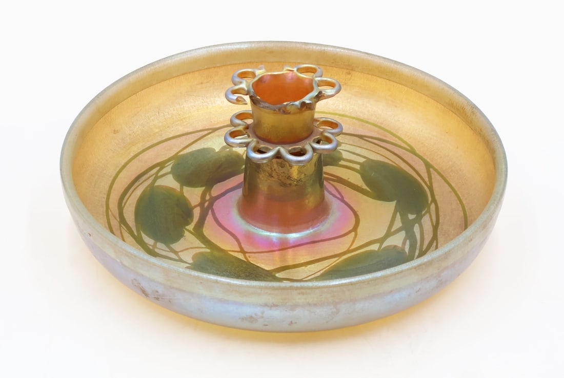 LOUIS COMFORT TIFFANY (USA, 1848-1933).: Frog vase and Lily Pad bowl. Bowl signed 9826L, Tiffany Studios Favrile. The frog 98262 LCT Favrile. From a White Plains, NY estate. - Dimensions: Bowl: 12" dia.