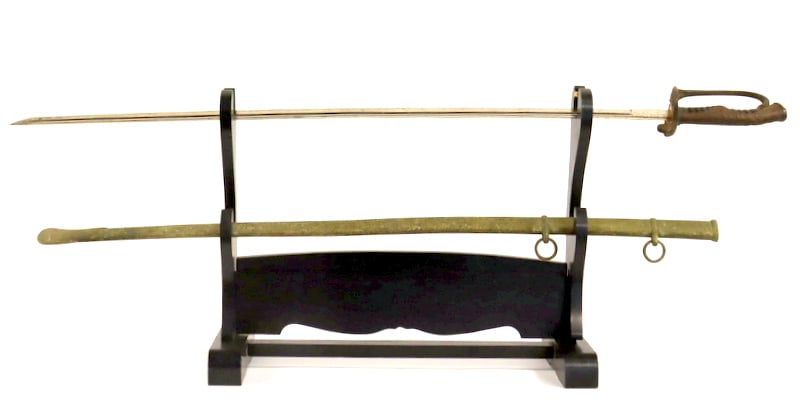 MILITARIA. Imperial Japanese Type 19 Kyu-Gunto: Officers Sword. An imperial Japanese Type 19 Kyu-Gunto sword, complete with scabbard. This sword, used by Japanese military officers during the late Meiji and early Taisho periods, features a Western-