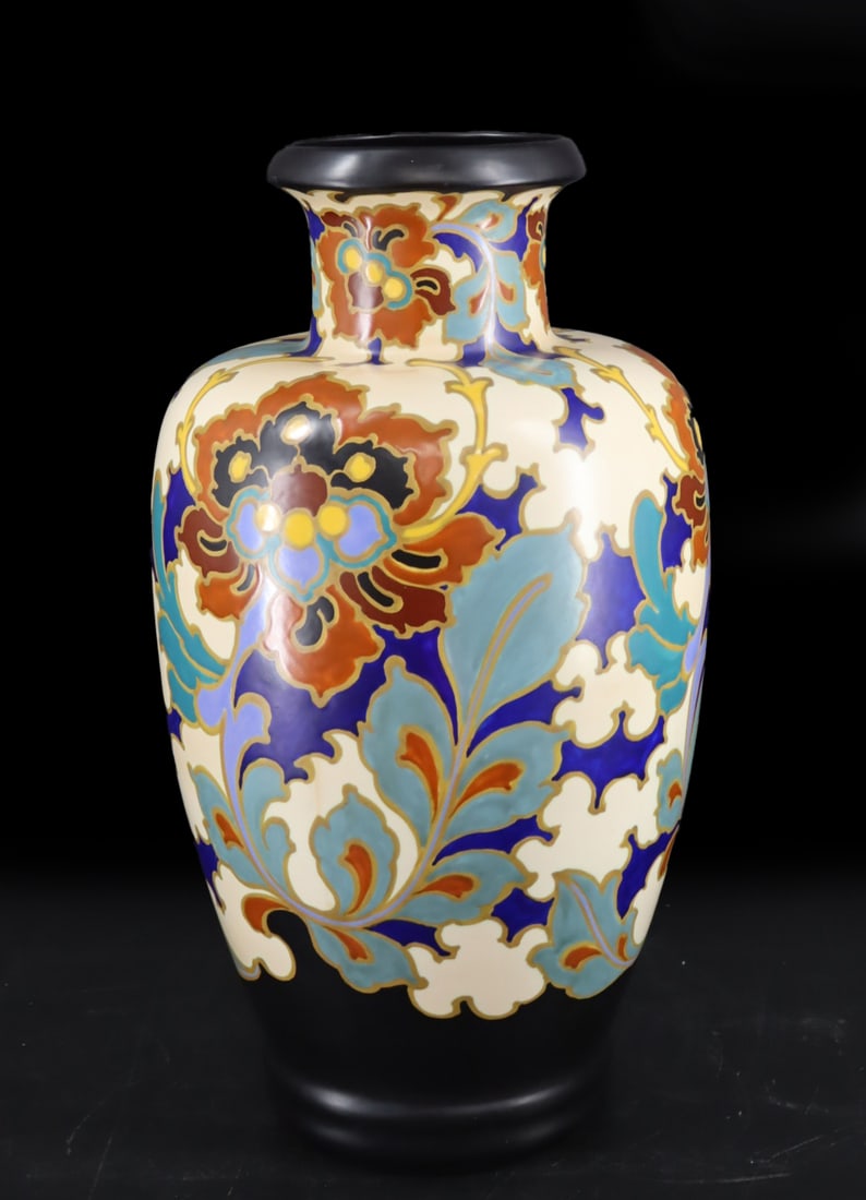 A Monumental Gouda Vase "Regina" Rosario (1 of 9)