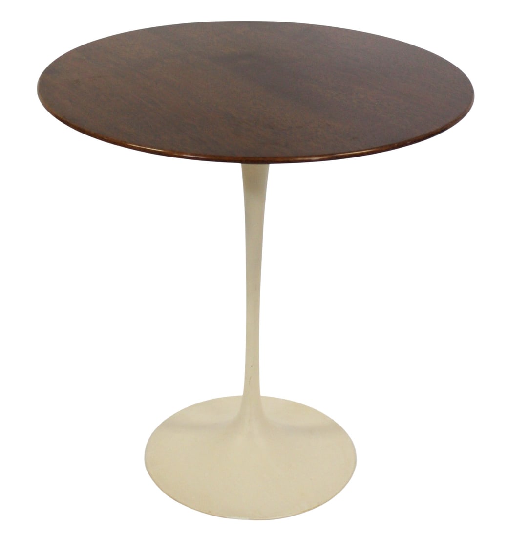 Midcentury Eero Saarinen Tulip Table. (1 of 6)