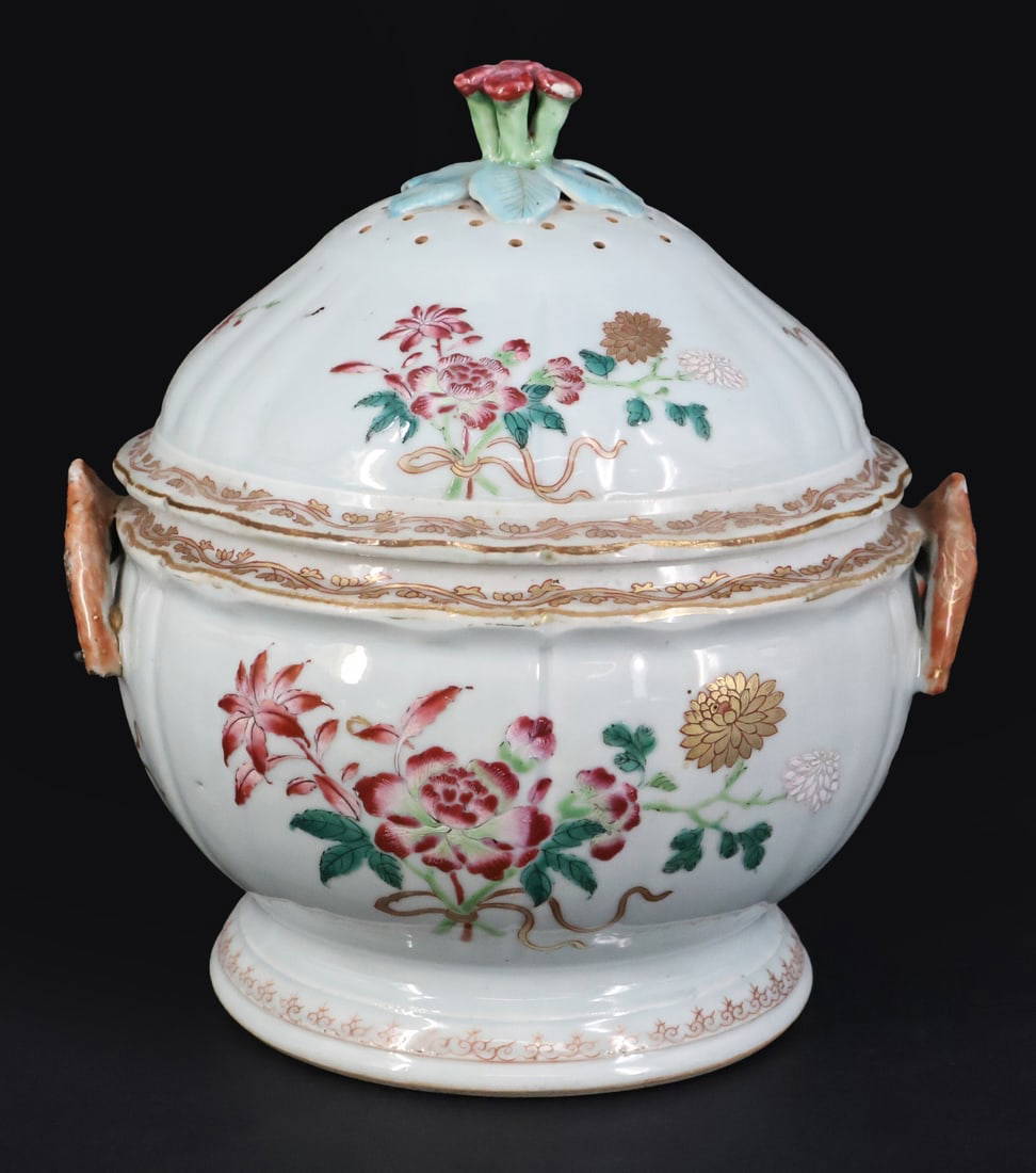 Chinese Export Famille Rose Tureen.